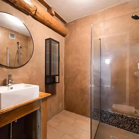 Spacious With Garden Apartment