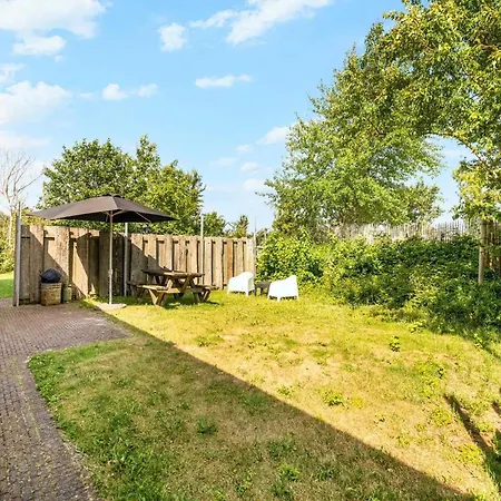Spacious With Garden Apartment